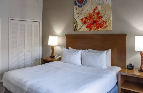 Kissimmee Hotel | 3 Resort King Suite w/Balcony, Kitchen & Free Parking Included