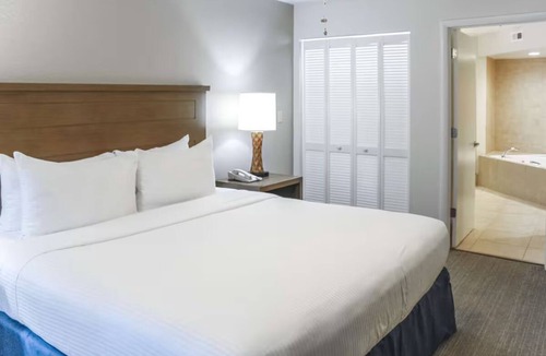 Kissimmee Hotel | 3 Resort King Suite w/Balcony, Kitchen & Free Parking Included