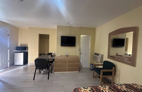 Daytona Beach Hotel | 3 Rooms with 2 Queen Beds for Quick Getaways – Central Daytona Location