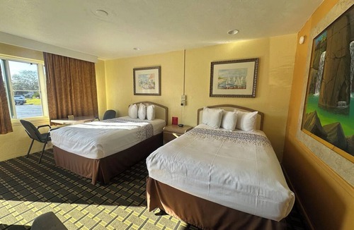 Daytona Beach Hotel | 3 Rooms with 2 Queen Beds for Quick Getaways – Central Daytona Location
