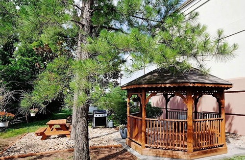 Ashley Oaks Hotel | 3 Units Close to West Town Mall! Private Kitchen, FREE Parking, Pets Allowed!