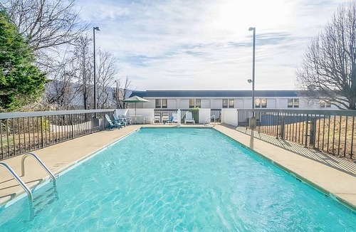 Lookout Valley Neighborhood Association Hotel | 3 Units with Free Parking, Near Ruby Falls, Pets Allowed! Seasonal Pool!