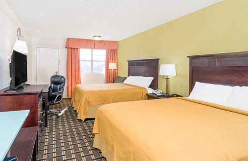 Lookout Valley Neighborhood Association Hotel | 3 Units with Free Parking, Near Ruby Falls, Pets Allowed! Seasonal Pool!