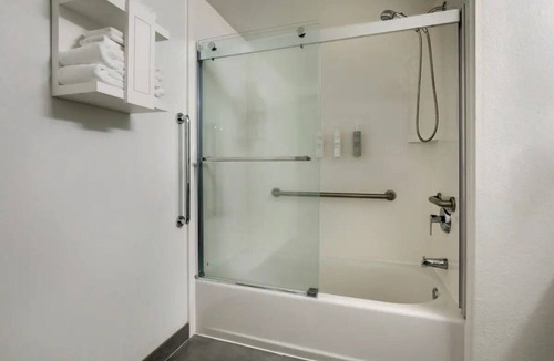 Polk Village Hotel | 3 Welcoming Rooms Near Beaufort Waterfront Park – 2.5 Miles | Pet-Friendly