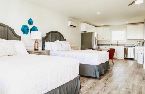 Surf City Hotel | 302 Queen Suite, 3rd Floor Low Tide