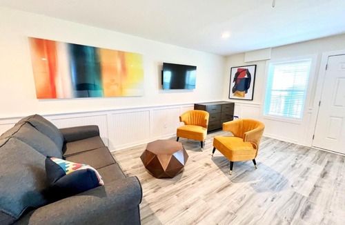 Surf City Hotel | 302 Queen Suite, 3rd Floor Low Tide