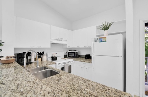 Mission Bay Apartment | 340D - Boca Retreat w/Pool, Parking, Near Evert Tennis & Shops