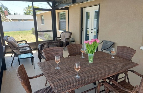 Laurel House | 3BD/2BA, 2 w King Beds, 4 Bikes, 1/2 mile to Beautiful Nokomis Beach