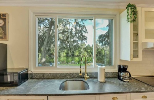 Talahi Island House | 3bd/3ba Lakefront-Spa-Kayak-Near Savannah & Tybee
