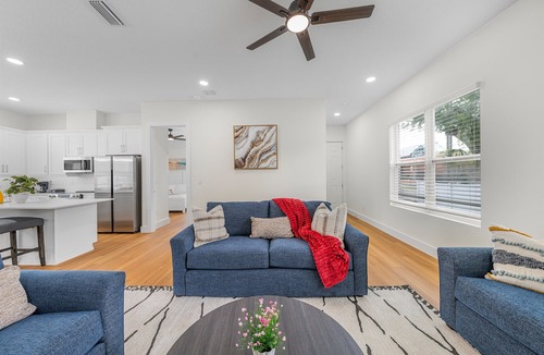 University Apartment | 3BR/3BA | Private Balcony | Sleeps 8 | Near Busch Gardens
