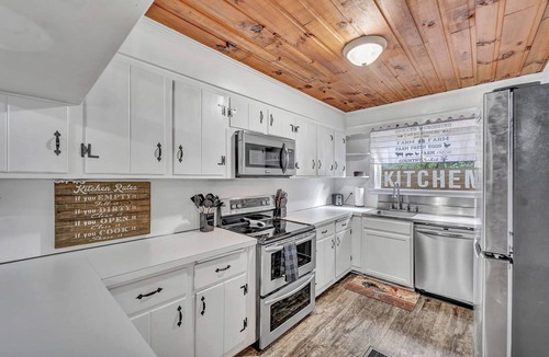 Raleigh House | 3BR Farmhouse on 4 Acres Near Downtown