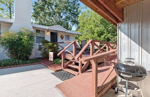 Raleigh House | 3BR Farmhouse on 4 Acres Near Downtown