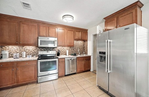 Baldwin House | 3BR Home W/Private Yard & Full Kitchen