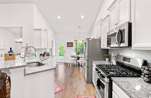 Red Hill House | 3BR Legends Golf Home | Bunk Room + Backyard