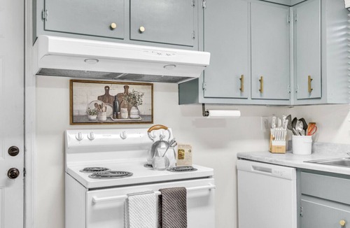 Garden City House | 3BR Near River St & Forsyth | Porch + Parking