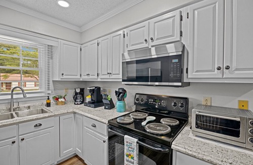 New Bern House | 3BR Retreat with King Suite and Pet-Friendly with Fully Fenced Yard