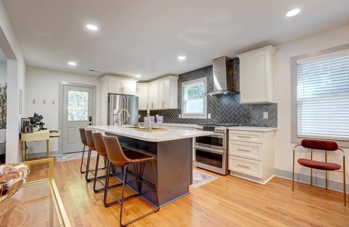 Eastgate House | 3KingSuites~17Guests~KidPad~NHills~BackyardRetreat