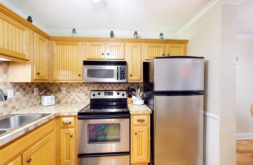 Palmetto Dunes Condo | 3rd-floor condo with water views, balcony, pools, gym, & beach access
