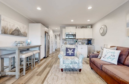 Folly Field Villa | 3rd floor Villa, pool, tennis pickleball, bike rentals & close to beach