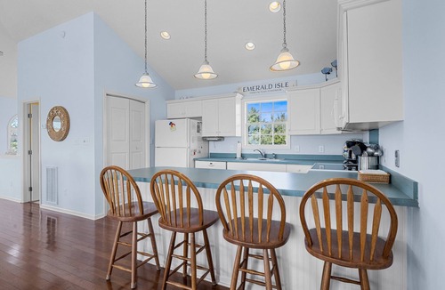 Emerald Isle House | 3rd Row Oceanview Duplex,beach and community pool access, in Spinnaker's Reach