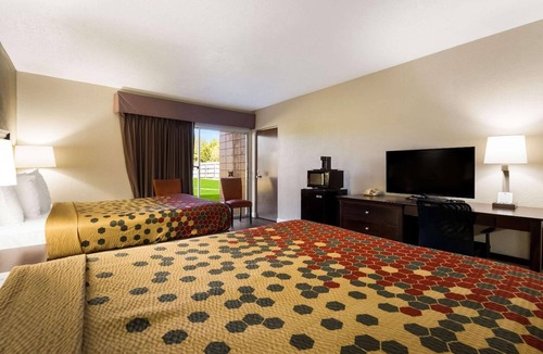Perry Hotel | 4 Accommodations for Family & Group Stays in Perry | Free Parking & Breakfast