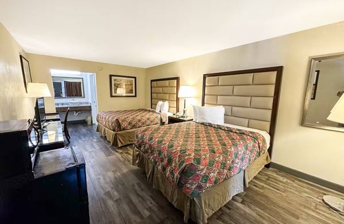 Ridgeway Hotel | 4 Affordable Rooms near I-77 in Ridgeway | Free Parking & Seasonal Outdoor Pool