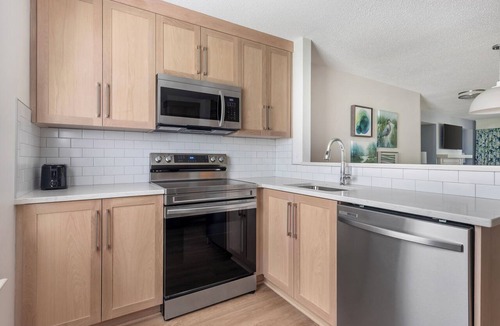 Berkeley Condo | 4 BDRM~ HUGE UNIT SLEEPS 12~ ONLY 10 MILES TO BUSCH GARDENS~INDOOR/OUTDOOR POOLS