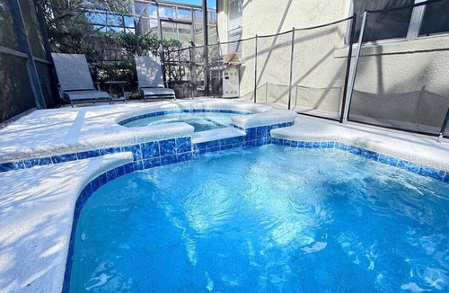 Calabay Parc House | 4 Bed nr. Parks with private spa/pool & pool table