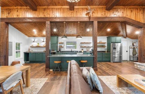 Tattnall County House | 4-bedroom Farmhouse on peaceful acres!
