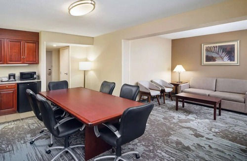 Rocky Mount Hotel | 4 Budget-friendly Units Near Stonewall Mansion! FREE Parking, Onsite Pool!