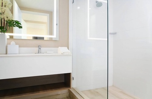 Bay Harbor Islands Hotel | 4 Double Queen Rooms at The Altair Hotel Bay Harbor Miami, Pets Are Welcome!