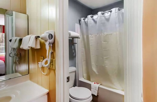 Ridgeland Hotel | 4 King Rooms w/Private Bath for a Comfortable, Budget-Friendly Stay