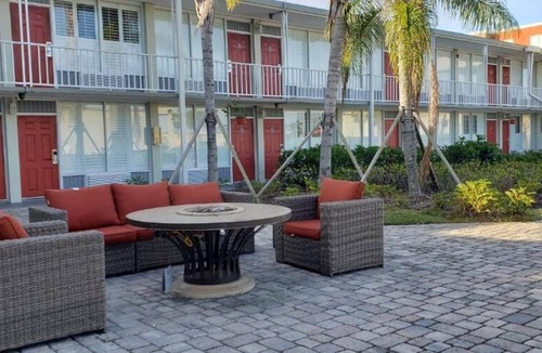 June Park House | 4 Relaxing Units Near the Picturesque Scenery in Wickham Park! FREE Parking
