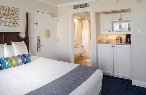 St. Pete Beach Hotel | 4 Rooms With Balcony, Ideal for Water Enthusiasts, 5 Swimming Pools, Parking!