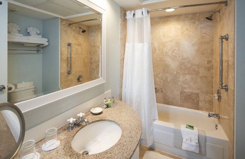 St. Pete Beach Hotel | 4 Rooms With Balcony, Ideal for Water Enthusiasts, 5 Swimming Pools, Parking!