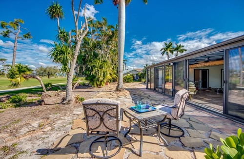 Trafalgar House | 4-season indoor pool solarium home on golf course