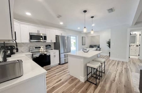 Sun Bay South House | 4107 W Wallace Ave · Stunning Modern 4/2 Pool Home!