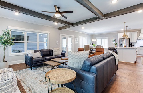 Athens House | 4br/3ba, Fireplace, Patio, Kitchen, 2 LR, W/D, New