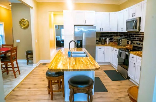 Thomas Square House | 4BR Historic Savannah w/Parking & Patio