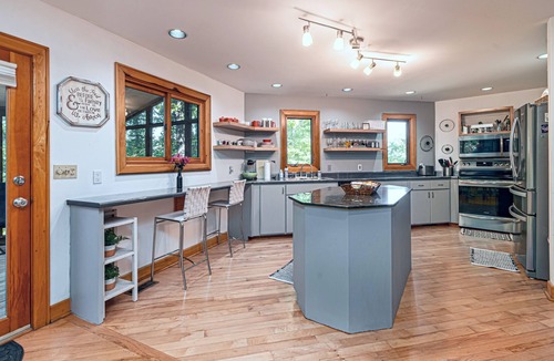 Murphysboro House | 4MasterSuites Wine, Wellness, Retreat