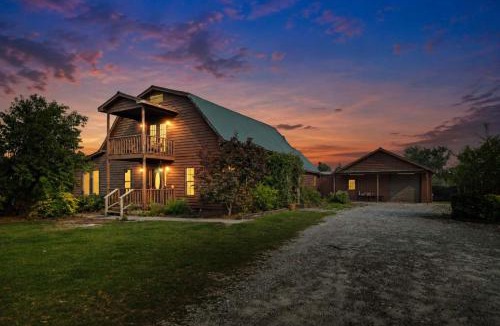 Gracewood House | 5-Acre Retreat Private Pool Outdoor Bar Fishing Pond & Game Room