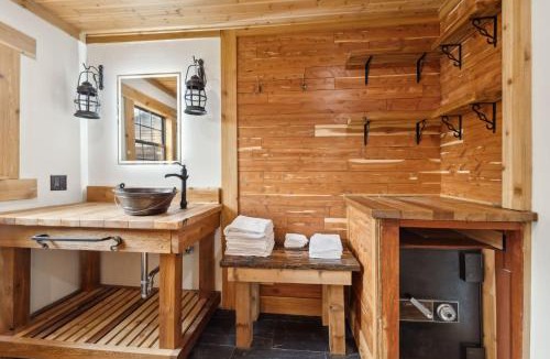 Gracewood House | 5-Acre Retreat Private Pool Outdoor Bar Fishing Pond & Game Room