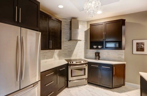 Metropolitan House | 5 Bedroom Starland Duplex - Great for 2 Families