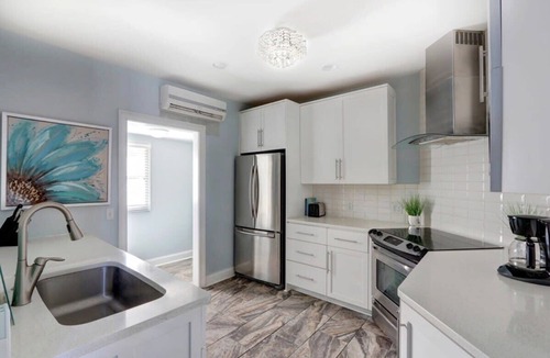 Metropolitan House | 5 Bedroom Starland Duplex - Great for 2 Families