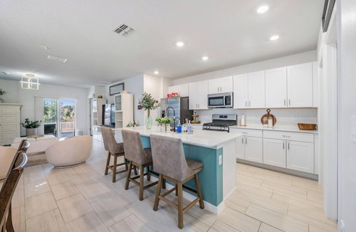 Zephyrhills House | 5 BR Home/Sleeps 10/3 Offices/Fenced/Garage