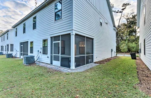 Spanish Wells House | 5 Mi to Beach: HHI Townhome w/Screened Porch