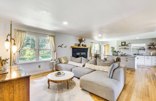Salem House | 5 Mi to Lake Keowee: Stylish Salem Home w/Yard!