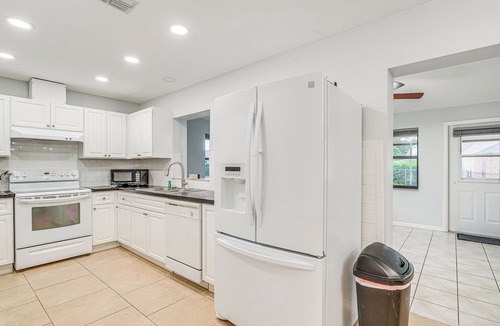 Spring Hill House | 5 Mi to Weeki Wachee! Home w/Lanai & Air Hockey