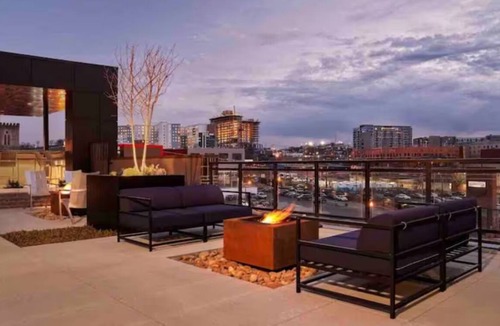 Sobro Condo | 5 min walk to Broadway & free parking!