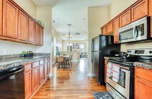 Thomas Square Apartment | 5 mins to DT & Forsyth - Mini Gym - Balcony - Parking